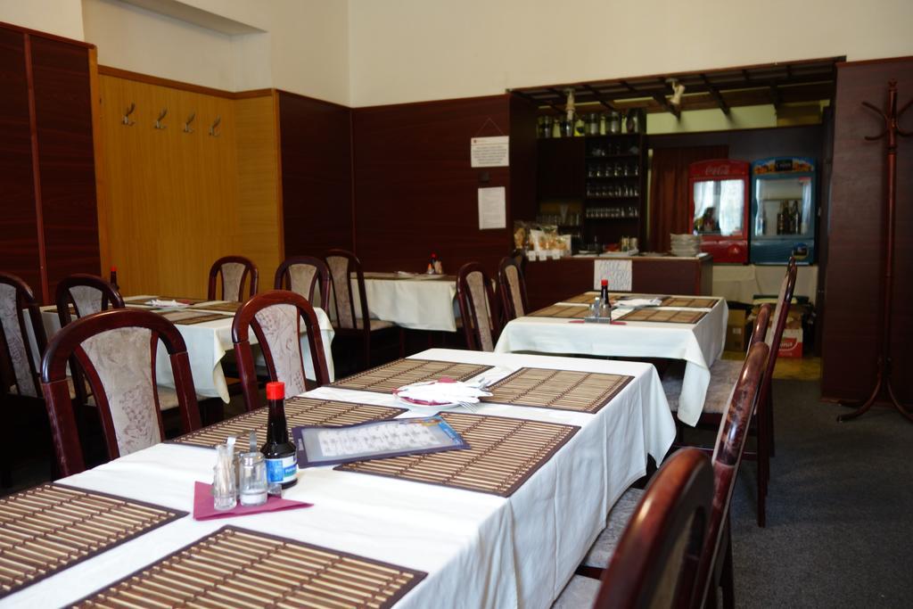 Restaurace Alvi Hotel Ostrava Ngoại thất bức ảnh